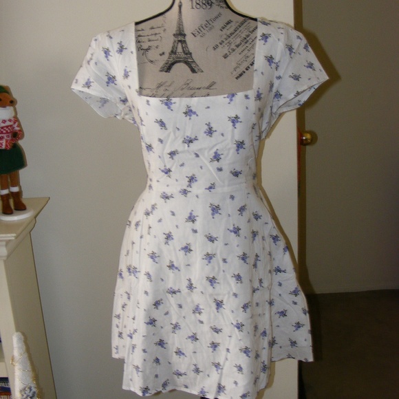 Forever 21 NWT White Dress Floral Back Cut Out - Picture 3 of 14